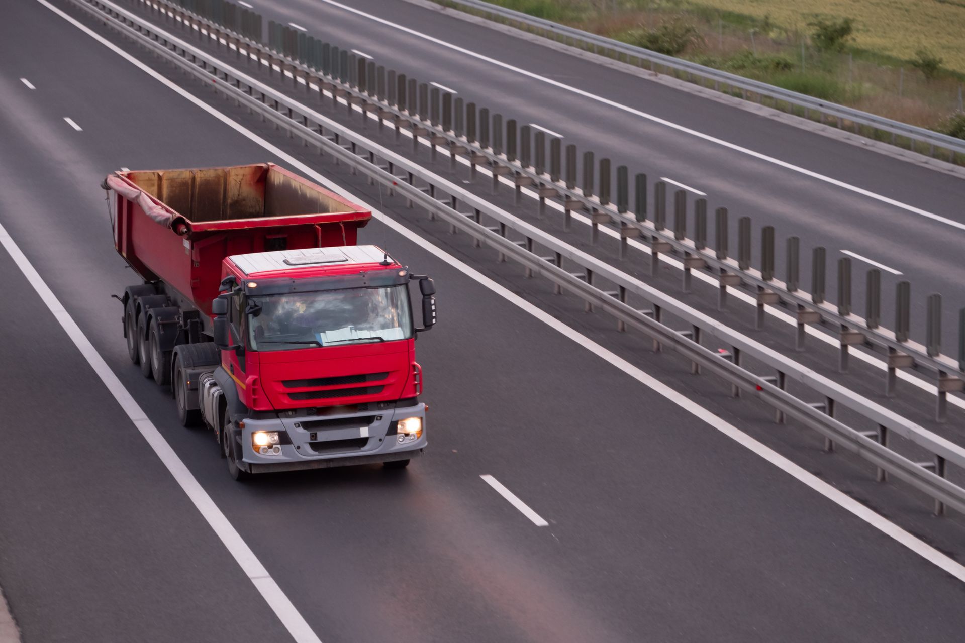 Camion european cu semiremorcă basculantă pe șosea